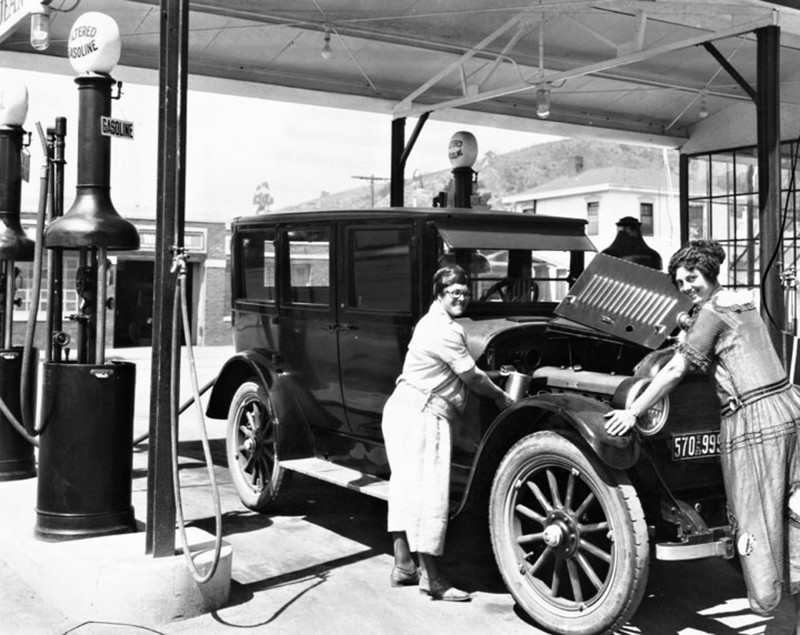 1920s-gas-station.jpg